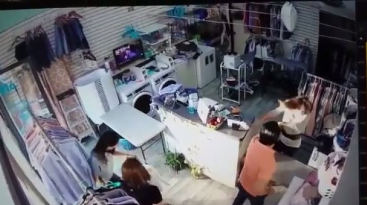 ¡Poco hombre! Sujeto golpea a dos mujeres en lavandería de Torreón | VIDEO