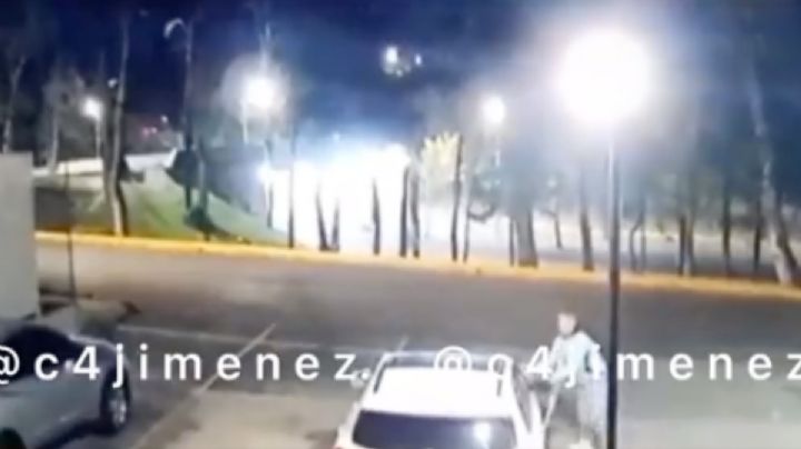 ¡Increíble! Hombre en muletas roba vehículo en Naucalpan en pocos segundos | VIDEO
