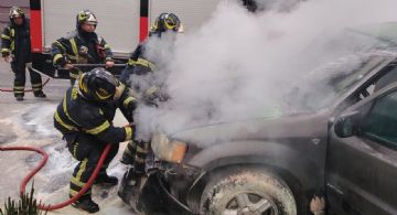 Una camioneta se incendia en su totalidad en la colonia Narvarte; bomberos controlan el fuego