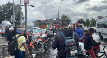 Seis lesionados, entre ellos una niña, tras aparatoso choque en avenida Guelatao, en la alcaldía Iztapalapa