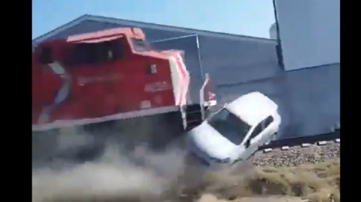 Captan momento en que tren arrolla a camioneta que intentó ganarle el paso en Zapopan: VIDEO
