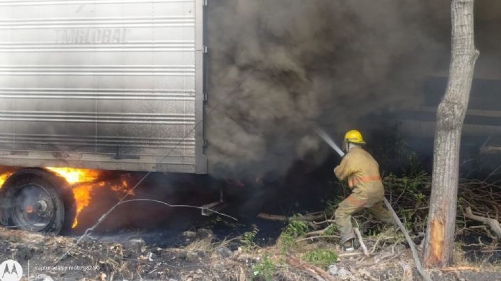 Controlan incendio en corralón de Veracruz, hay 300 vehículos dañados