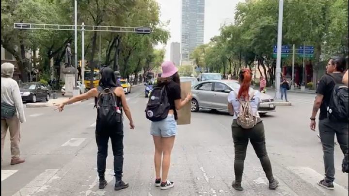 VIDEO: Manifestantes animalistas exigen la renuncia de Adolfo Gómez frente por el sacrificar a una gallina