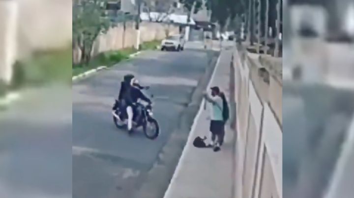 IMAGENES FUERTES: Camioneta embiste a ladrones en motocicleta, uno de ellos se rompe la pierna al huir
