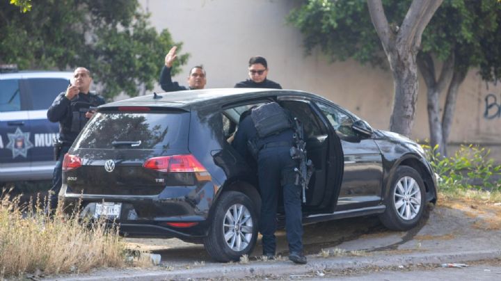 Asesinan a Policía Municipal de Tijuana, le dispararon y estrelló su auto contra un árbol