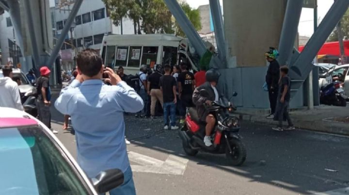 Microbús choca contra un muro en Avenida Tláhuac, hay al menos 7 heridos