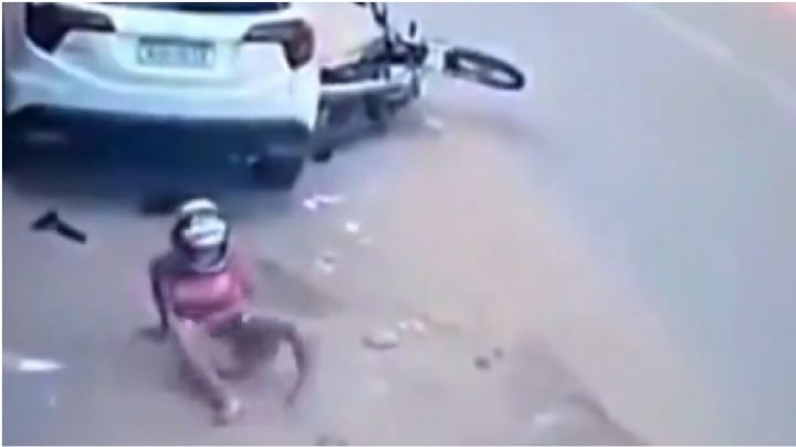 VIDEO: ladrón asalta a mujer y termina con la pierna rota tras ser embestido por una camioneta