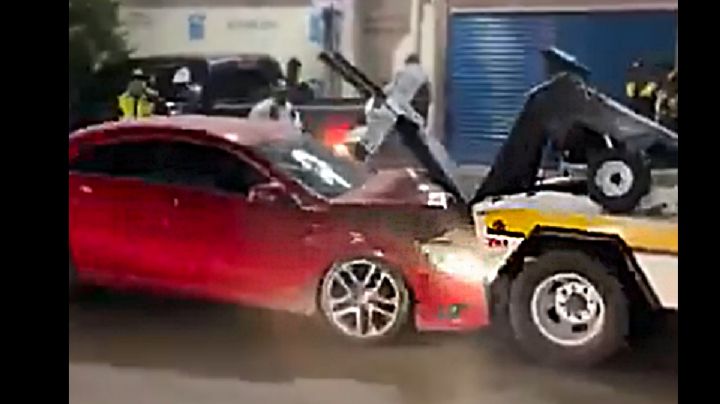 VIDEO: conductor intenta escapar de un retén y se estrella contra una grúa en la CDMX