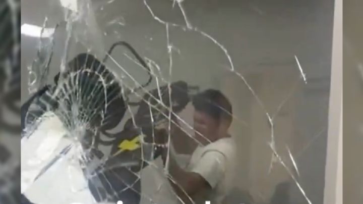 Viajero desesperado arroja sillas contra cristal en estación migratoria del aeropuerto de la CDMX