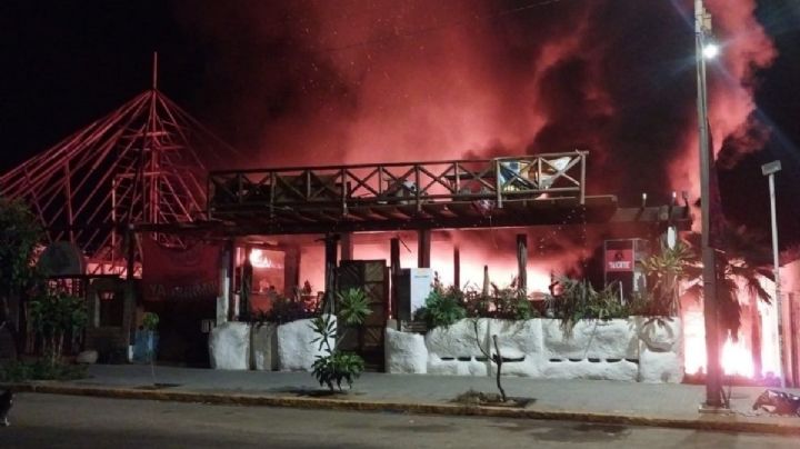 Incendio consume 2 restaurantes en la Condesa de Acapulco, Guerrero
