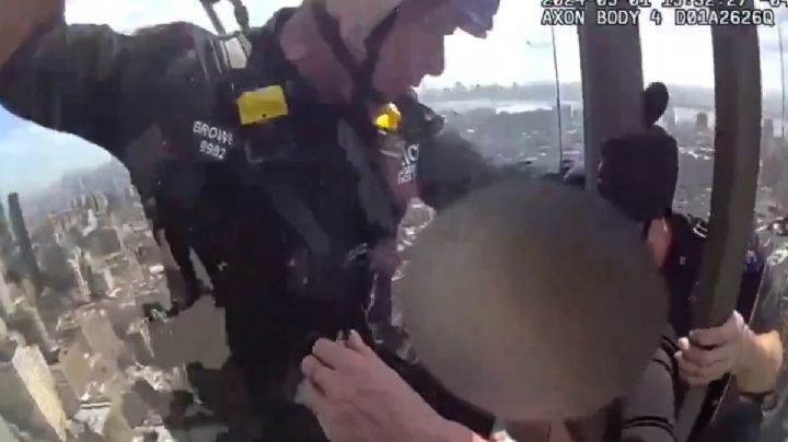 VIDEO: policía de Nueva York rescata a mujer al borde de un rascacielos, a 150 metros de altura