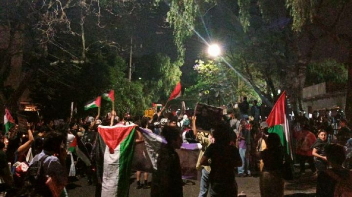 Manifestantes pro Palestina queman bandera ante embajada de Israel en México