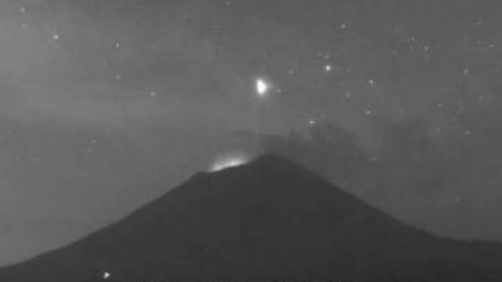 VIDEO: enorme objeto luminoso es visto en el Popocatépetl mientras se aleja hacia el espacio