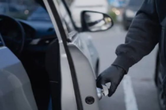 Foto de: Captan a hombre utilizando a su hijo de 10 años para robar un auto a plena luz del día en Valle de Chalco | Video