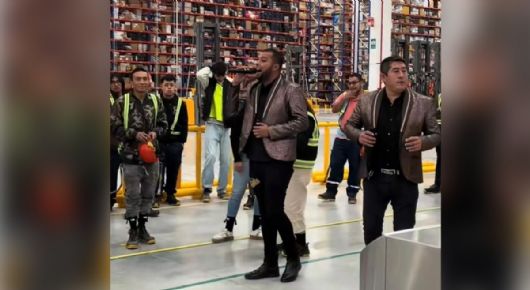 ¡La bocina no fue suficiente! RH sorprende a empleados con banda en pleno trabajo | Video