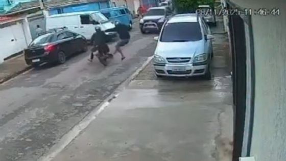 Pareja de asaltantes intenta robar a automovilista, pero terminaron atropellados en dos ocasiones | Video fuerte