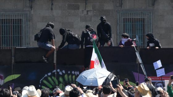 Foto de: Manifestantes intentan tirar vallas en marcha de este sábado en el Zócalo
