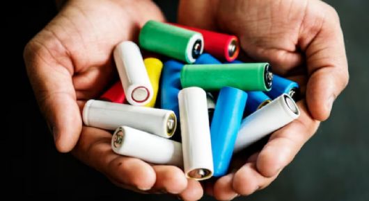 ¿Cómo reciclar las pilas desechables para hacer manualidades?