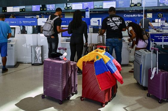 Estados Unidos mantiene la presión bélica contra Venezuela y exige que no viajen a este país