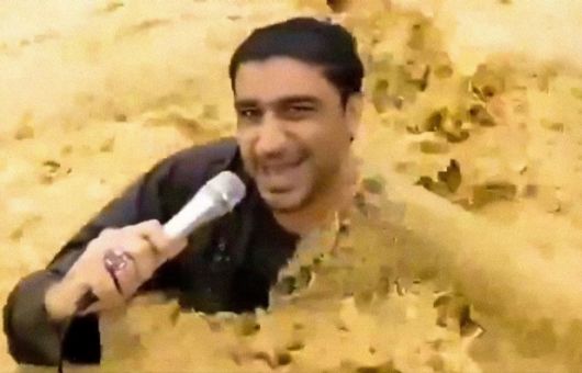 Periodista con el agua hasta el cuello realiza reporte de inundaciones y se salva de ser arrastrado en vivo | VIDEO
