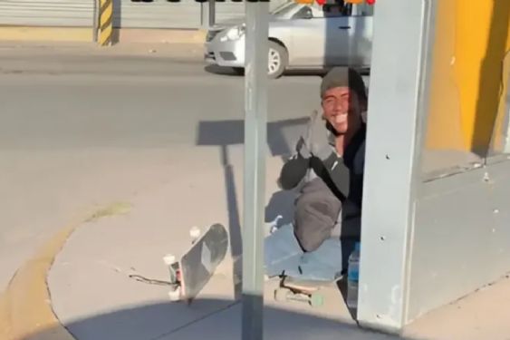 Foto de: Hombre conmueve al regalar su patineta a trabajador con discapacidad en Torreón