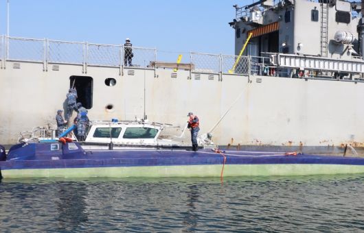 Marina incauta 179 bultos de presunta cocaína en un semisumergible en Manzanillo