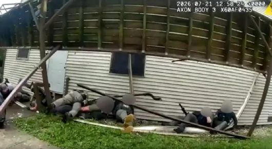 Agentes federales se desploman junto con una terraza durante la detención de un delincuente sexual  | VIDEO