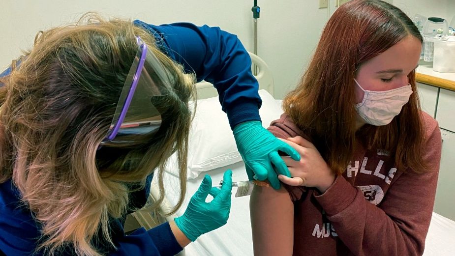 AstraZeneca continua con pruebas de vacuna contra COVID-19 en Brasil tras muerte de voluntario