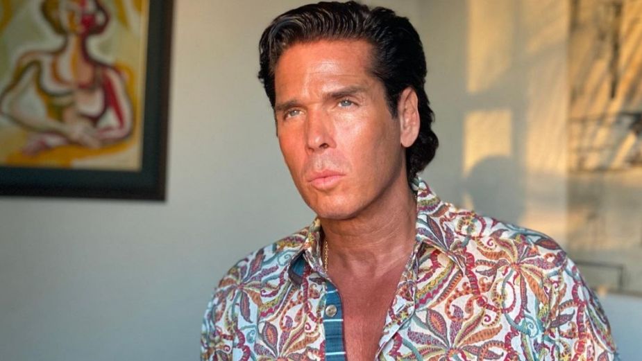 Roberto Palazuelos: Con champagne y lindas sobrecargos, así son los VIAJES en el jet privado del "Diamante Negro" | VIDEO
