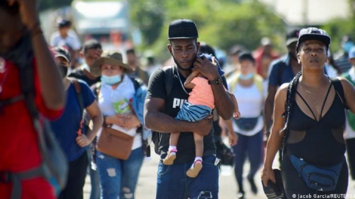 Migrantes duermen en calles de Tapachula; 130 mil esperan regular su situaciÃ³n en MÃ©xico