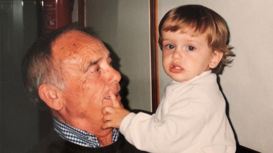 Enfermero que vacunó a su abuelo y compartió FOTO llenó de ternura a los usuarios