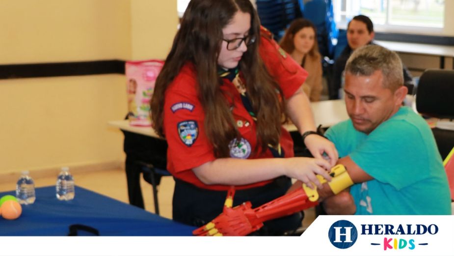 ¡Orgullo mexicano! Joven scout crea prótesis mecánicas y las dona a quien más las necesitan