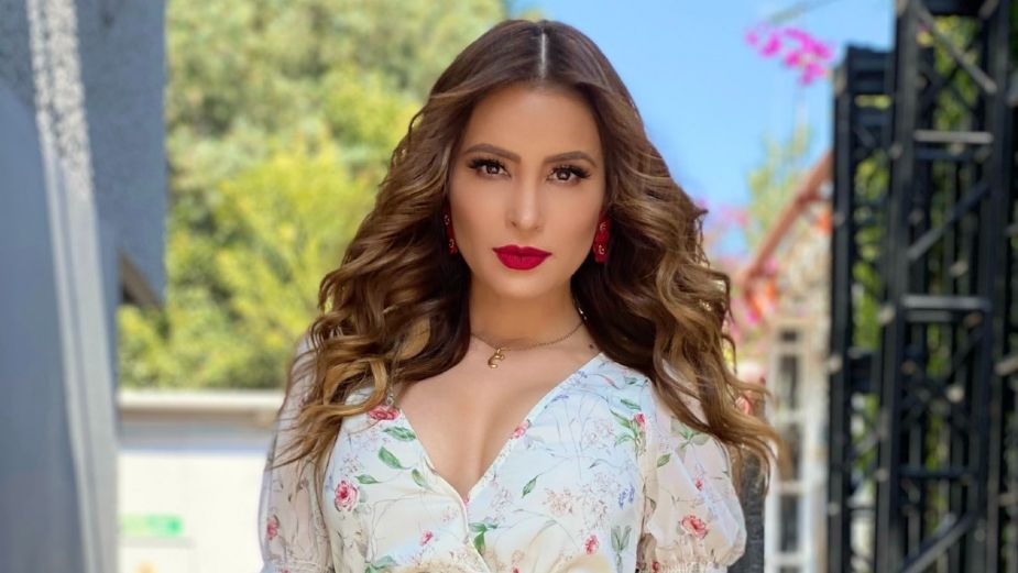 Cynthia Rodríguez posa POR PRIMERA VEZ junto a Carlos Rivera; lo CONQUISTÓ con atractivo bikini | FOTOS