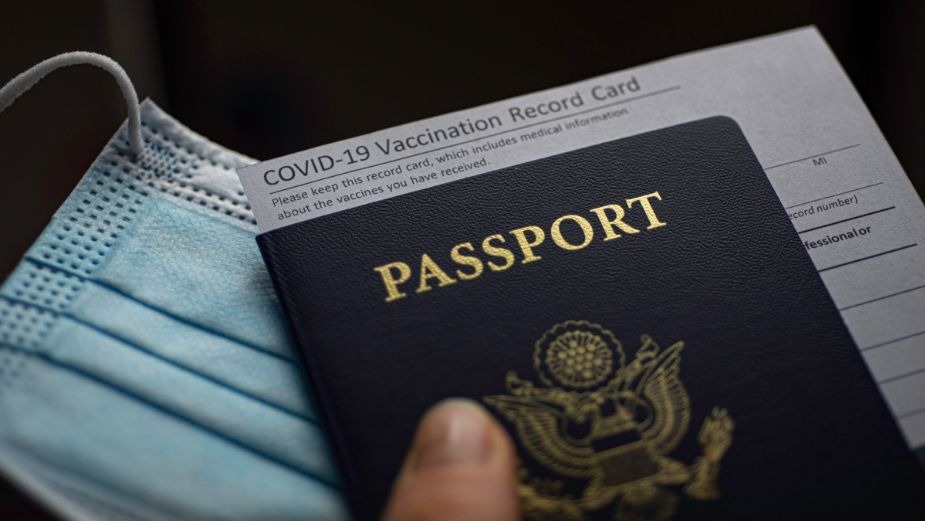 Pasaportes COVID: Polémica y reactivación de los viajes