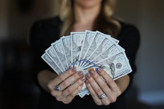 Mujer termina en la cárcel por no regresar 1 MILLÓN de dólares que le depositaron por error