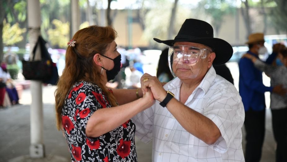 Adultos mayores ya vacunados, bailan danzón con más confianza