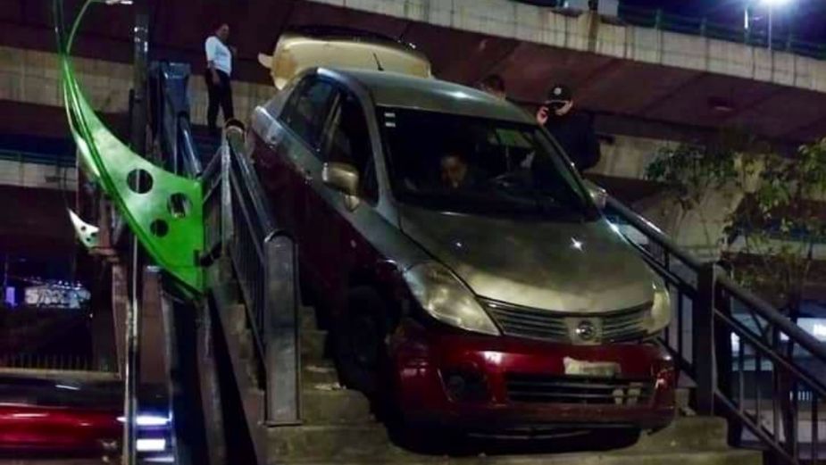 Conductor ebrio queda atrapado al intentar cruzar Periférico Norte por puente peatonal: FOTOS