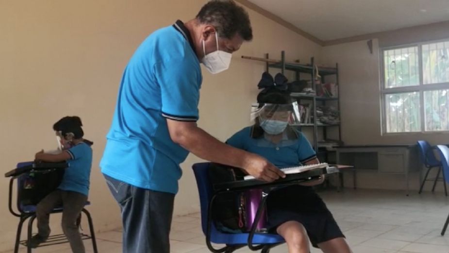 Campeche vuelve a las aulas entre gel y cubrebocas