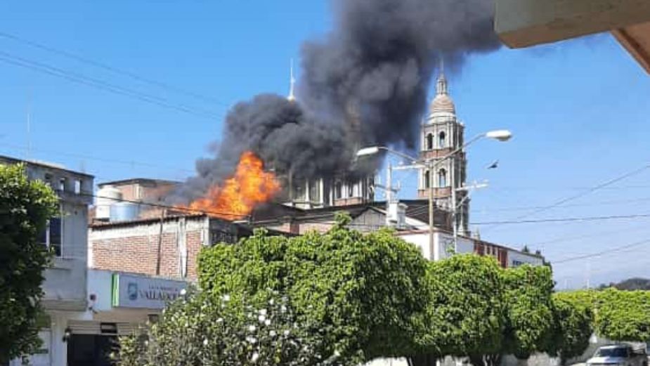 Explosión de cilindro de gas provoca incendio en iglesia del Señor de los Milagros en Michoacán | FOTOS