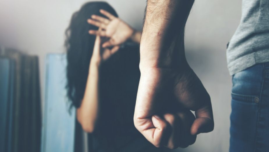 VIDEO VIRAL: Pareja de profesora la agrede e insulta durante clase virtual