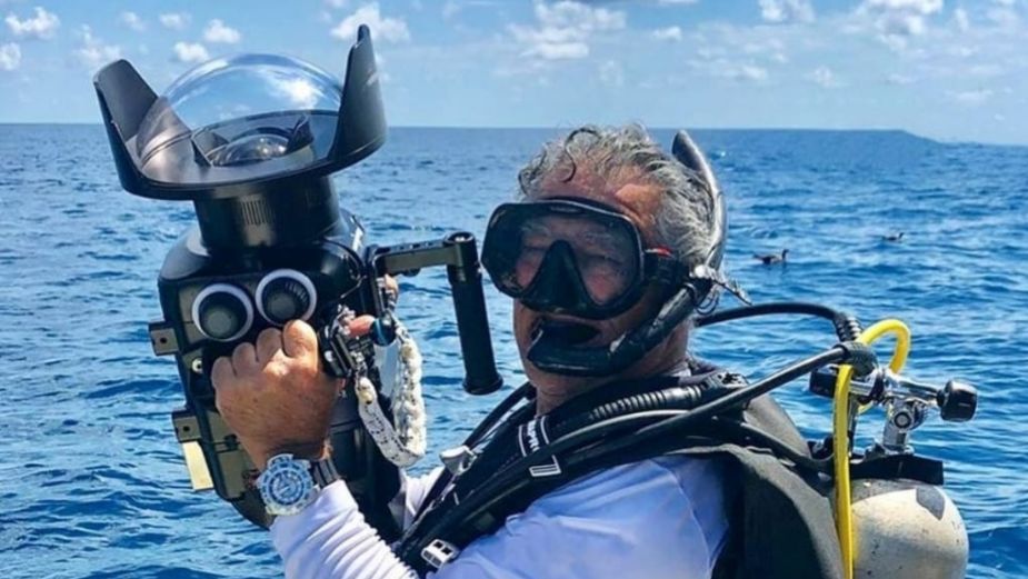 Fotógrafo se vuelve viral tras cumplir un "SUEÑO LOCO", nadar con osos polares: FOTO