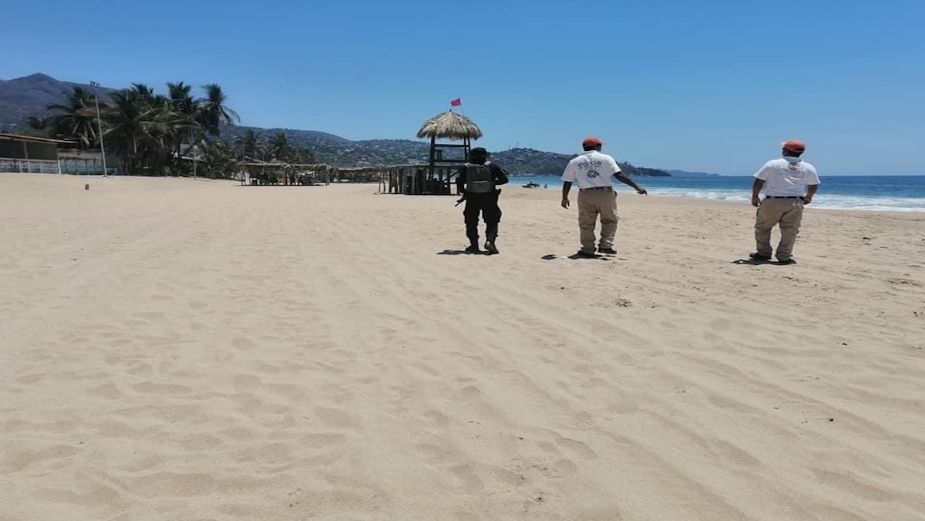 Policía termina con fiesta de 150 personas en playa de Acapulco