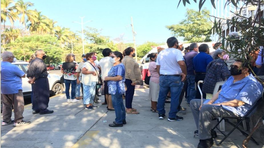 Fallecen siete en las filas para recibir vacuna contra Covid-19