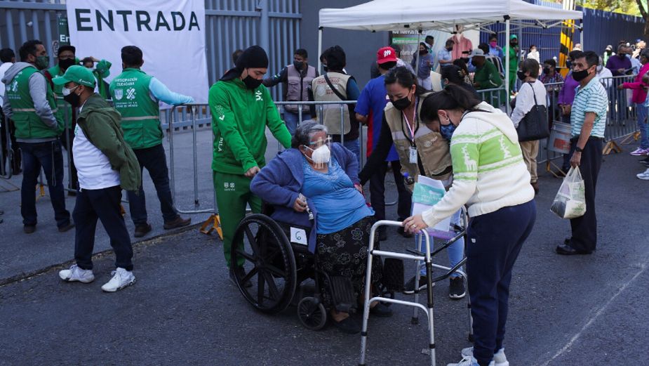Adultos mayores llegan safe a inocularse de último minuto en GAM