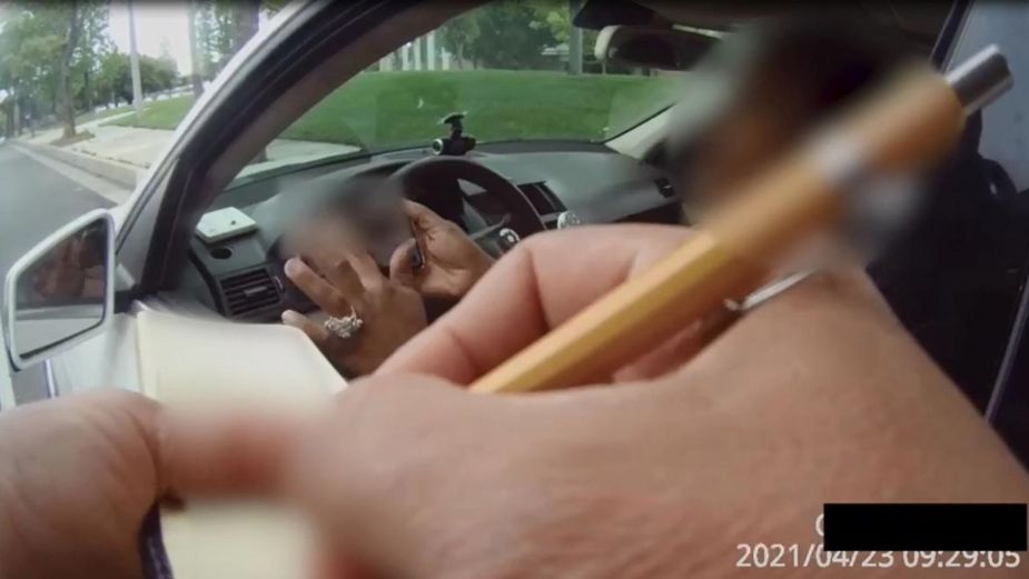 "Siempre serás mexicano", grita mujer RACISTA a policía latino en Los Ángeles: VIDEO