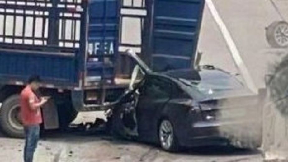 ¿Fallaron los FRENOS? Conductor de TESLA muere al chocar a toda VELOCIDAD contra un CAMIÓN: FUERTE VIDEO