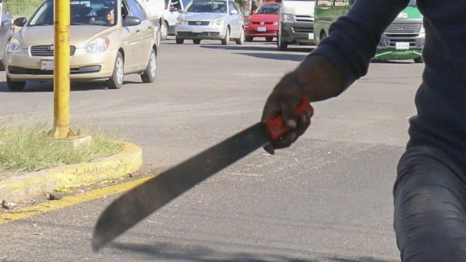 ¡Qué bonita familia! Pelean a machetazos en calles de Naucalpan: VIDEO