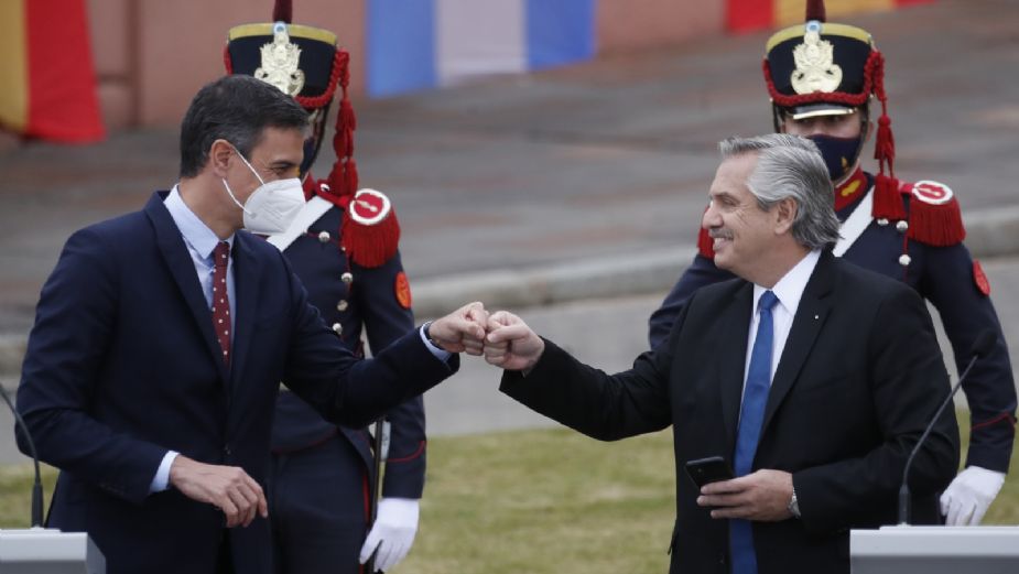 Alberto Fernández provoca polémica por comentarios racistas