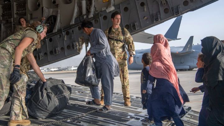 Funcionarios de EU dieron a los talibanes una lista de nombres estadounidenses para acelerar evacuación de Afganistán