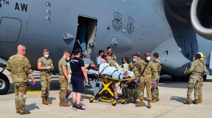 Una bebé que nace durante vuelo de evacuación de Afganistán recibe el nombre del avión que abordaba